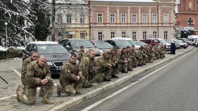Львівщина навколішки зустріла тіло Героя України (ФОТО, ВІДЕО)