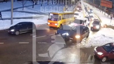 У Львові через сніг на кільці не розминулись автомобілі (ВІДЕО)
