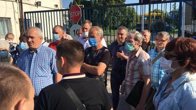 У Львові працівники ЛАЗу вимагають виплатити заборговані зарплати (ФОТО)