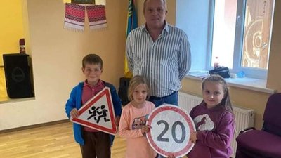 Депутат Львівської міськради придбав дорожні знаки для школи у Підбірцях