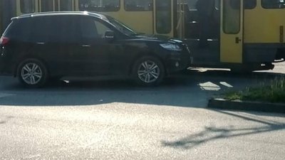 У центрі Львова джип зупинив рух трамваїв (ФОТО)
