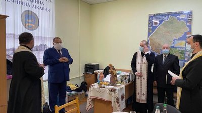 Львівські священики прийшли подякувати медикам за порятунок їх життя (ФОТО)