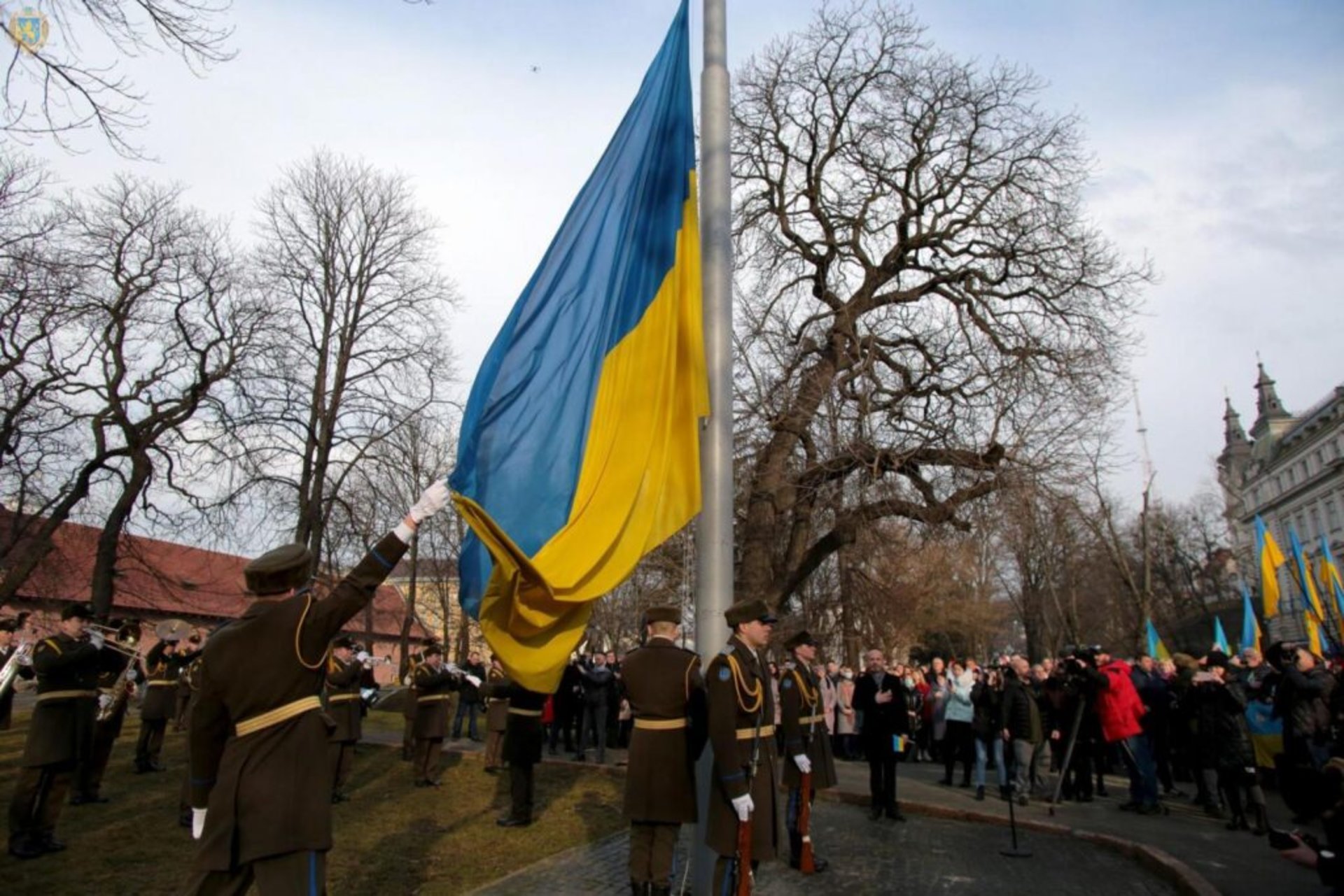 біля Львівської ОДА підняли синьо-жовтий стяг, фото ЛОДА