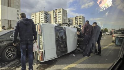 На Галицькому перехресті у масштабній ДТП загинула людина (ВІДЕО)