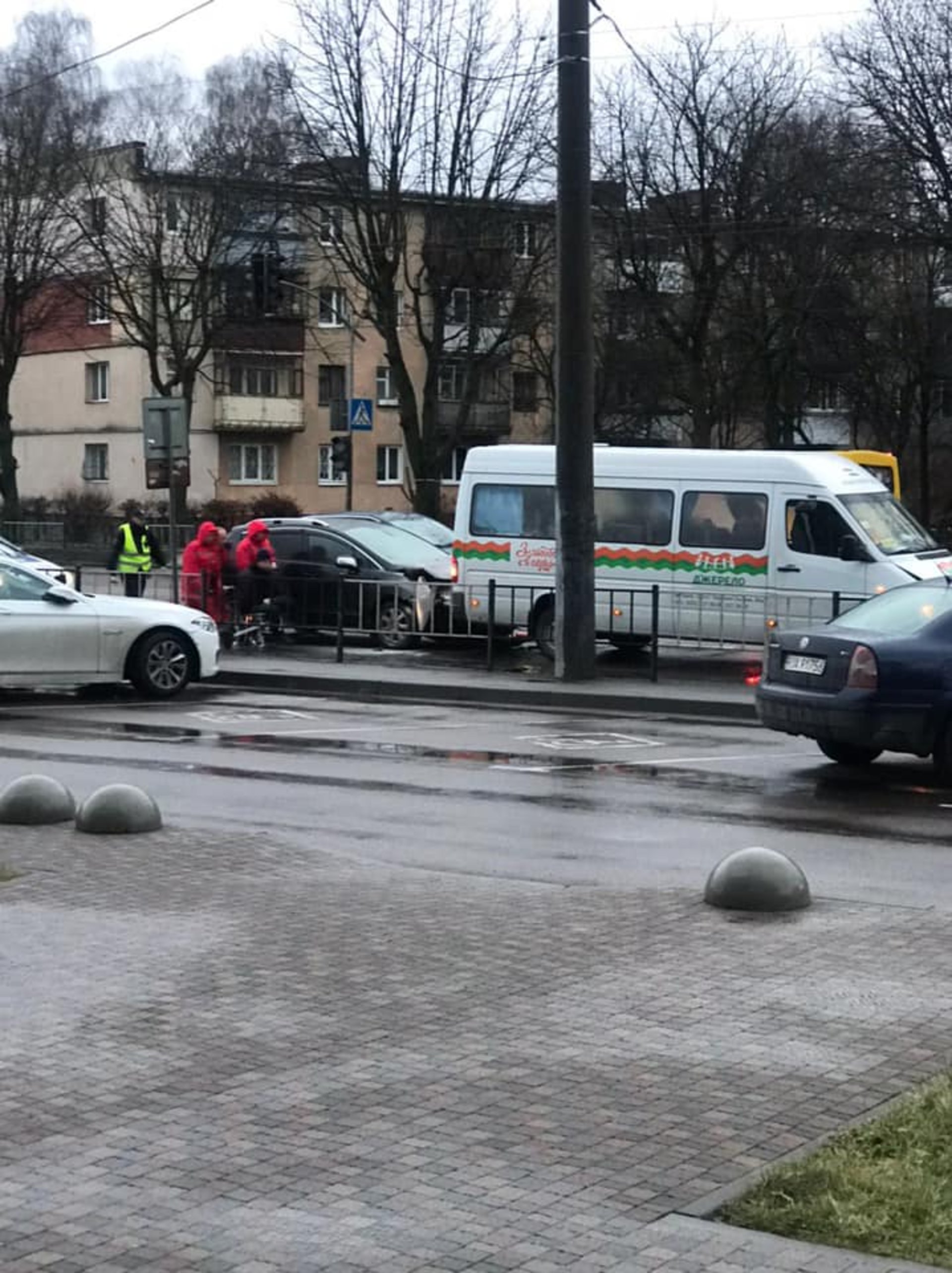 На Городоцькій не розминулись три автомобілі. Фото Варта-1