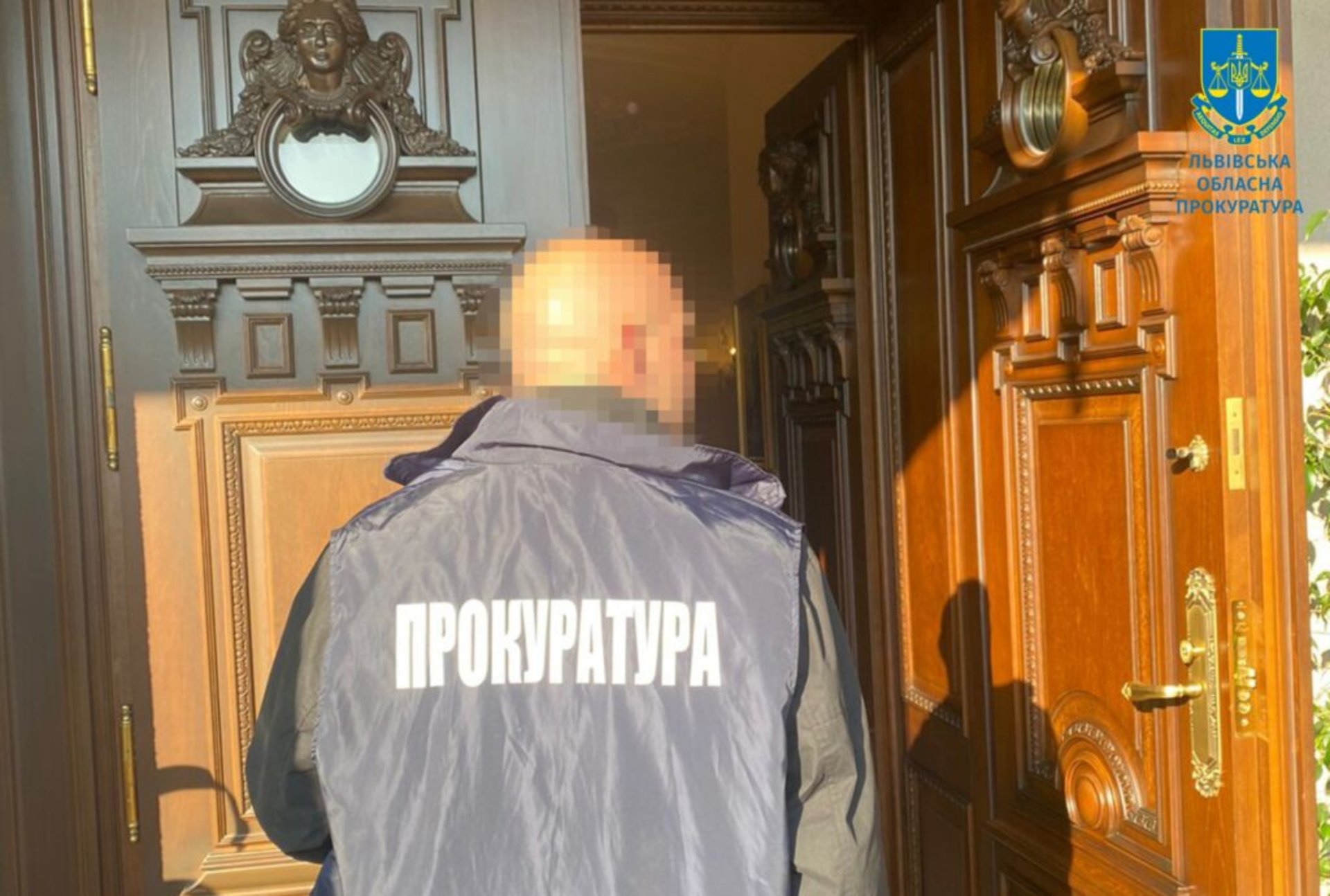 За ці гроші він обіцяв посприяти в отриманні позитивного рішення сільської ради щодо поділу земельної ділянки, яку орендує бізнесмен