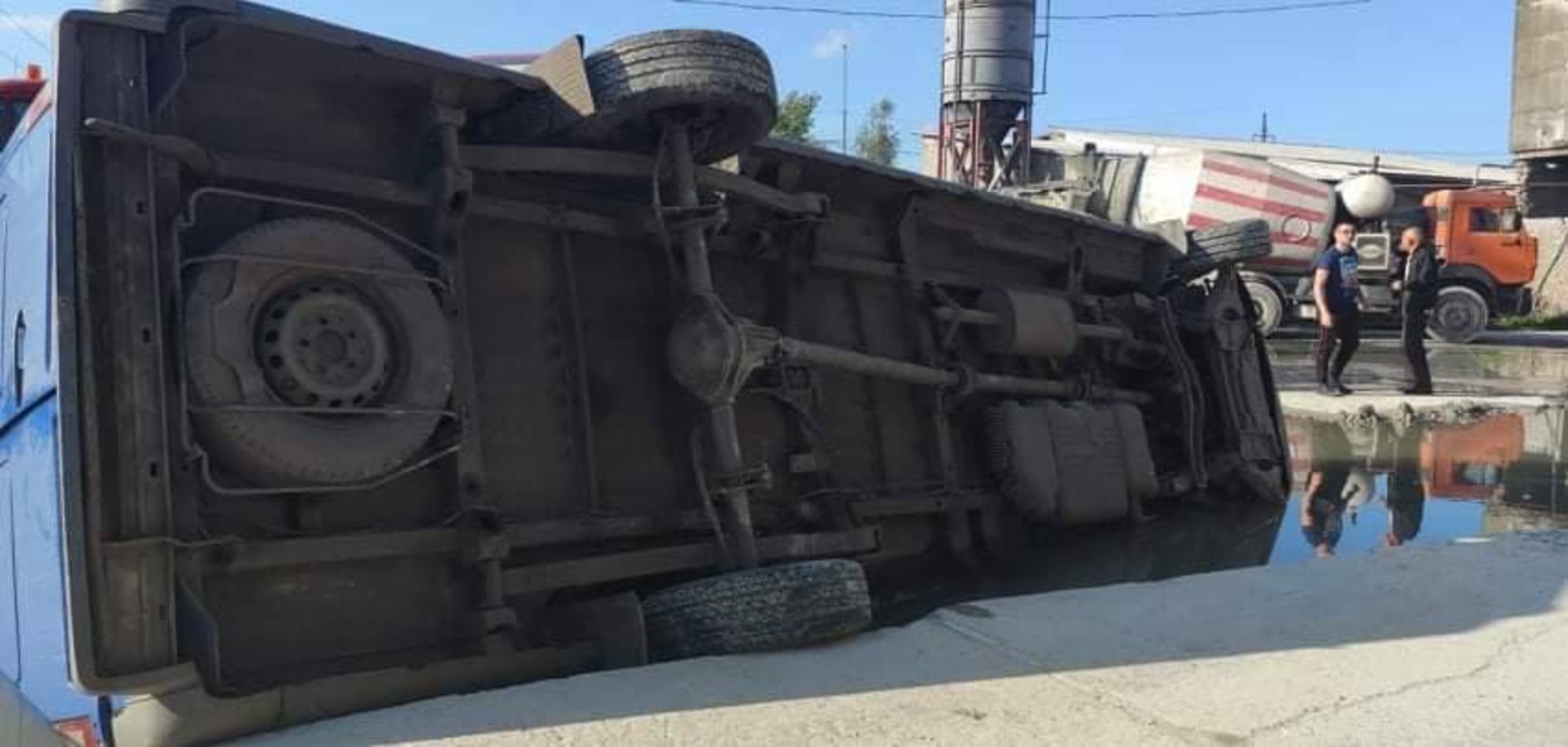 У Червонограді через яму перекинувся бус, фото ДК-Захід