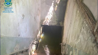 У центрі Львова на третьому році війни занепадає бомбосховище