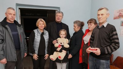 Петро Порошенко разом з командою «Європейської Солідарності» подарували будинок родині з Мар’їнки, дім якої розбомбили російські терористи