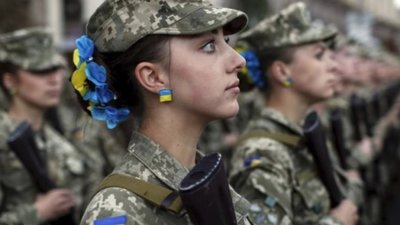 Петра Порошенка просять запровадити обов'язкову військову службу для жінок