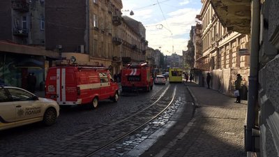 У Львові пожежа в житловому будинку зупинила рух трамваїв (ФОТО)