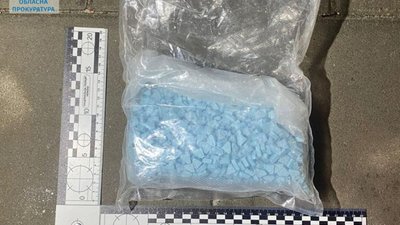 У мешканки Київщини вилучено близько 10 кг амфетаміну та понад 1350 таблеток МДМА