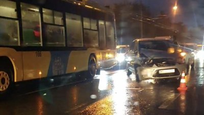 Біля Будинку меблів у Львові сталась аварія (ВІДЕО)