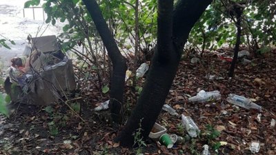 У Львові у спальному районі валяється сміття та пляшки (ФОТО)