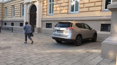 У Львові біля університету Франка просять встановити ще один стовпчик (ФОТО)
