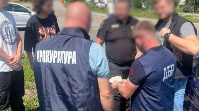 На Львівщині старший інспектор систематично отримував хабарі