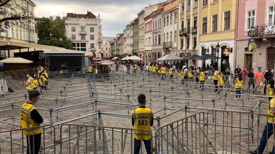 Епіцентр коронавірусу: у центрі Львова під вікнами Садового відбувається концерт (ФОТО)