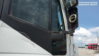 На Львівщині бус в‘їхав у фуру