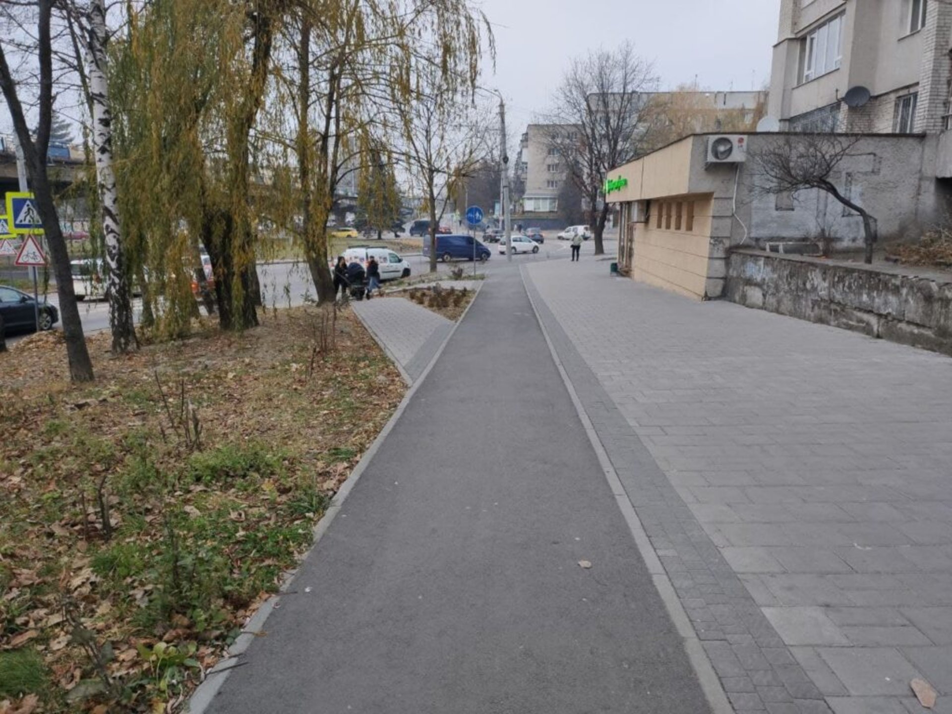 У Львові на вулиці Княгині Ольги завершили будівництво велодоріжки, фото ЛАВ