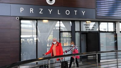 Польща продовжила заборону на міжнародні авіарейси
