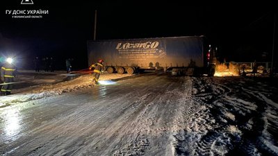 На Волині у снігових заметах застрягли енергетики та авто швидкої допомоги (ФОТО)