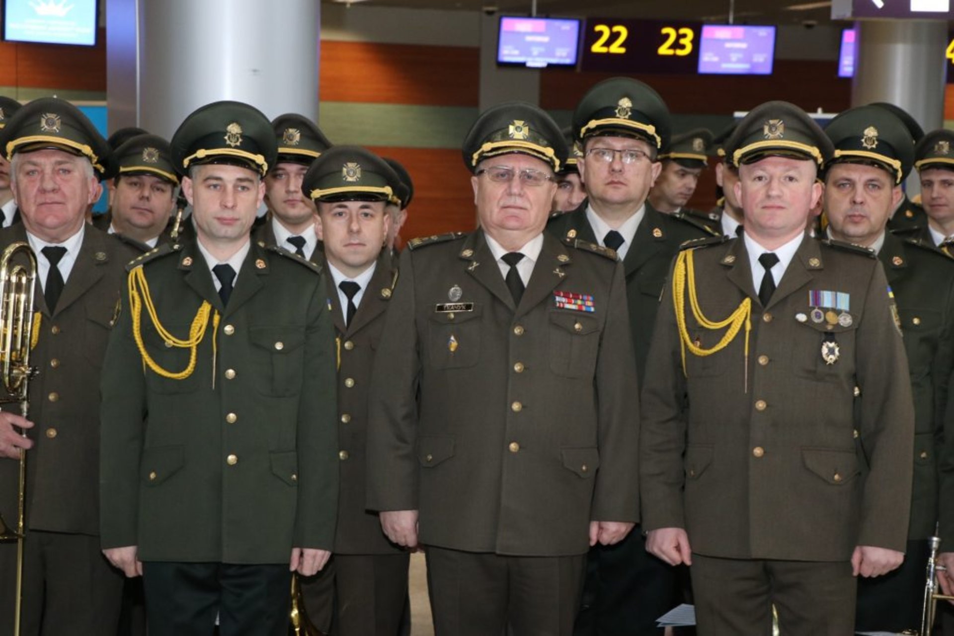 У аеропорті "Львів" військові музиканти вшанували пам`ять захисників України. Фото: Павло Ткачук.