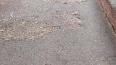 У Львові розвалюється тротуар у спальному районі (ФОТО)