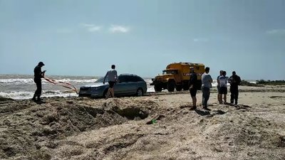 Шторм на популярному українському курорті: відпочиваючих рятували тракторами і спецтехнікою