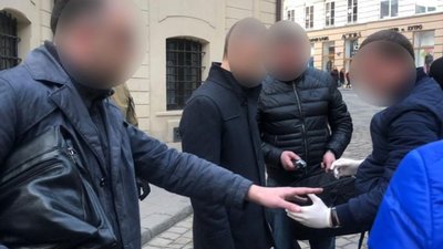 Підлеглого Садового затримали на хабарі