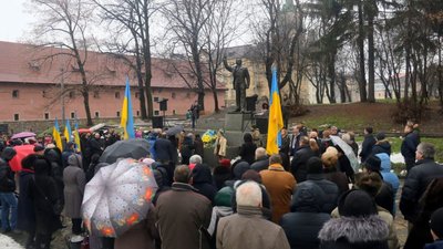 Біля пам`ятника Чорноволу у Львові вшанували пам`ять видатного українця (ФОТОРЕПОРТАЖ)