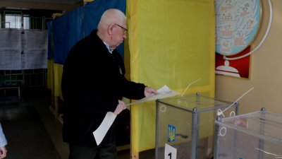 На Львівщині голова однієї з дільничних виборчих комісій зіпсувала 180 бюлетенів штампом "вибув"