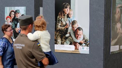 У центрі Львова стартувала фотовиставкa "Війна. Родина. Україна" (ФОТОРЕПОРТАЖ)