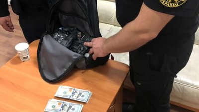 На кордоні з Польщею вилучили мішок грошей