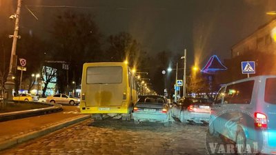 У центрі Львова маршрутка не розминулась із автомобілем (ФОТО)