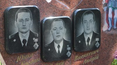 У Жовкві відбулися поминальні заходи біля пам`ятника пожежникам-рятувальникам (ФОТО)
