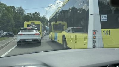 У Львові тролейбус зупинив рух транспорту на кільці (ФОТО, ВІДЕО)