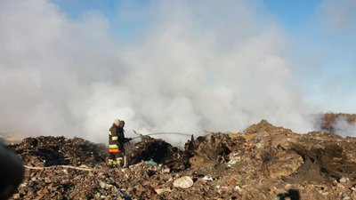 Поблизу Новояворівська знову горить сміттєзвалище (ФОТО)