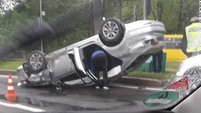 На Левандівському мості перекинувся автомобіль (ФОТО)