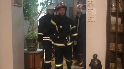 У Жовківській міській раді рятувальники встановлюють причину задимлення (ФОТО)