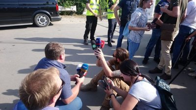 Зеленський у Станиці Луганській показово проігнорував журналістів (ВІДЕО)