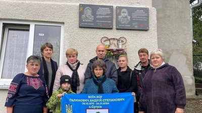 В памʼять про загиблого воїна Андрія Галиновича у Ходорівській громаді встановили меморіальну дошку