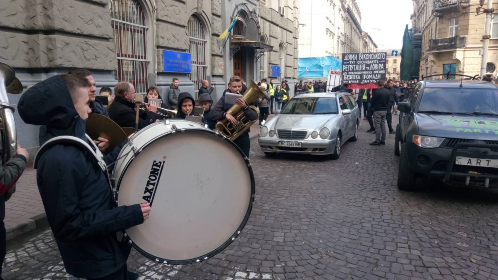 Як у Львові влаштували "Похорон честі Віконського". Фото: Суспільне.