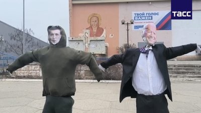У Луганську спалили опудала Байдена і Зеленського (ВІДЕО)