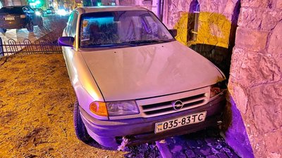 То є Львів:  легковик на клумбі  біля факультету журналістики (ФОТО)