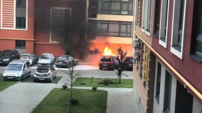 У Львові біля житлових будинків вибухнув автомобіль (ВІДЕО, ФОТО)