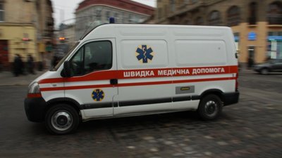 На площі Ринок на туриста обвалився шмат фасаду
