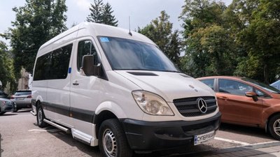 Львівська обласна клінічна лікарня отримала мікроавтобус для перевезення військових