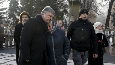 Порошенко: захисники Донецького аеропорту заклали основу для нашої перемоги