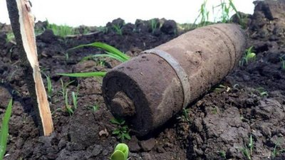 У передмісті Львова чоловік викопав біля будинку метровий снаряд