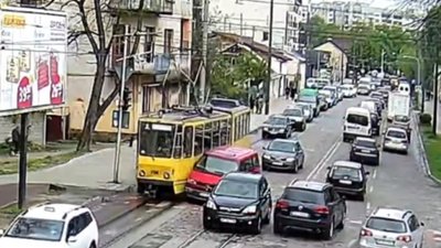 У Львові на перехресті трамвай протаранив автомобіль (ВІДЕО)